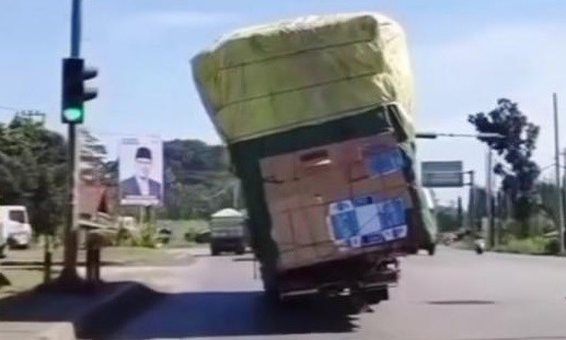 Membahayakan, Menko AHY Minta Korlantas Tindak Tegas Truk ODOL