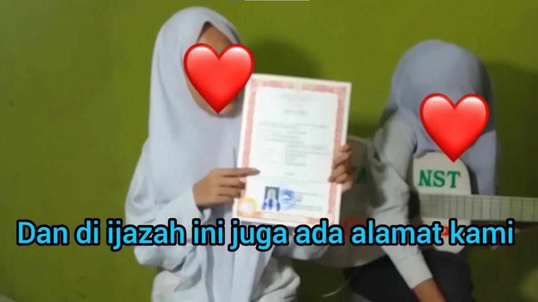 Viral Video 2 Anak Perempuan Pamer Ijazah, Sindir Siapa?