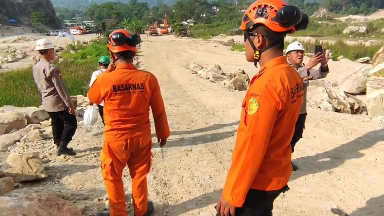 Pencarian Korban Dihentikan, TKP Longsor Gunung Kuda Dijaga Ketat