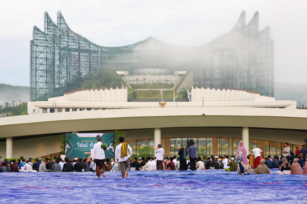 Foto-Foto Syahdunya Salat Iduladha di IKN dengan Latar Istana Garuda