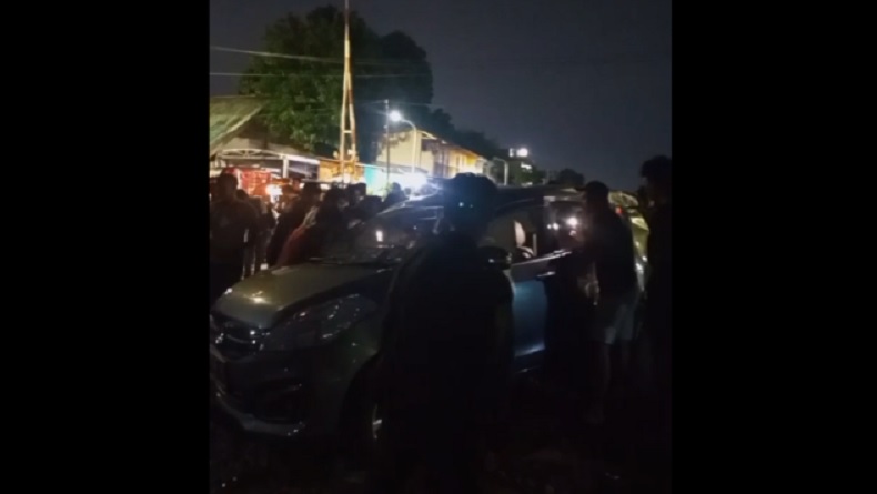 Kecelakaan di Surabaya, Mobil Bawa 4 Penumpang Ditabrak Kereta Api