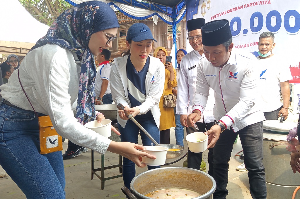 Angela Tanoesoedibjo Ikut Masak hingga Makan Bareng Warga di Momen Iduladha