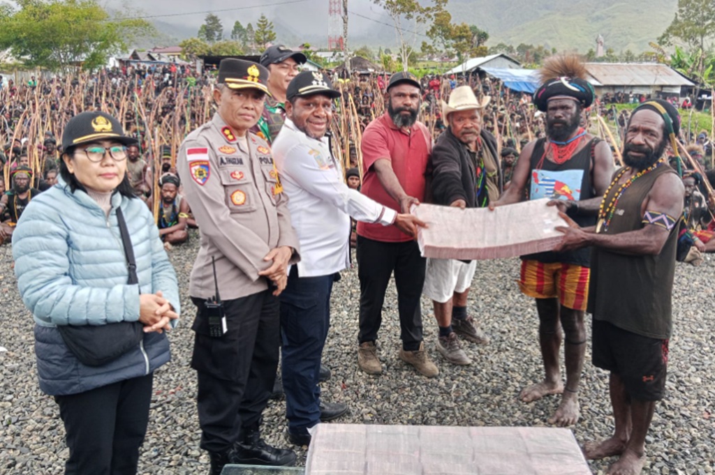 Rp10 Miliar Digelontorkan! 2 Kubu Calon Bupati Puncak Jaya Damai Lewat Ritual Adat Patah Panah