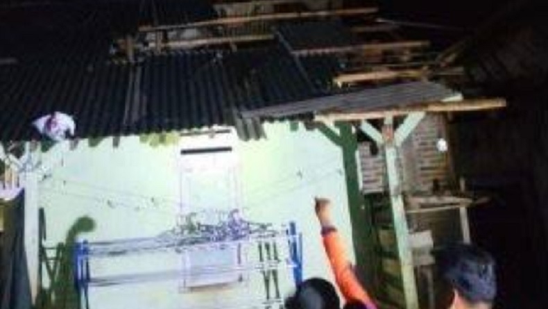 Angin Kencang Terjang Jateng dan Jatim, Puluhan Rumah Rusak hingga Pohon Tumbang