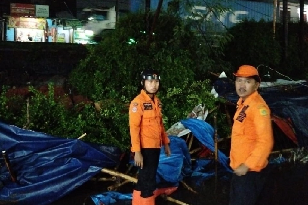 Hujan Deras Guyur Bogor, Tembok Penahan Tanah di Cileungsi Longsor