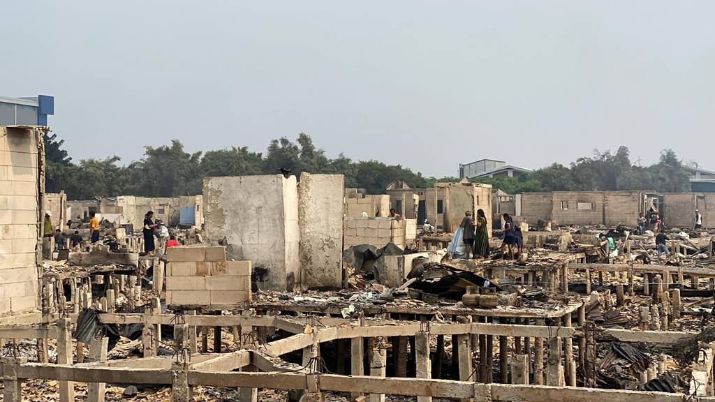 Warga Kampung Rawa Indah Penjaringan Cari Sisa Barang Berharga Pascakebakaran