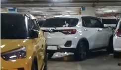 Viral Mobil Tabrak 7 Kendaraan di Parkiran Mal, Pengemudi Lansia Diduga Salah Injak Pedal