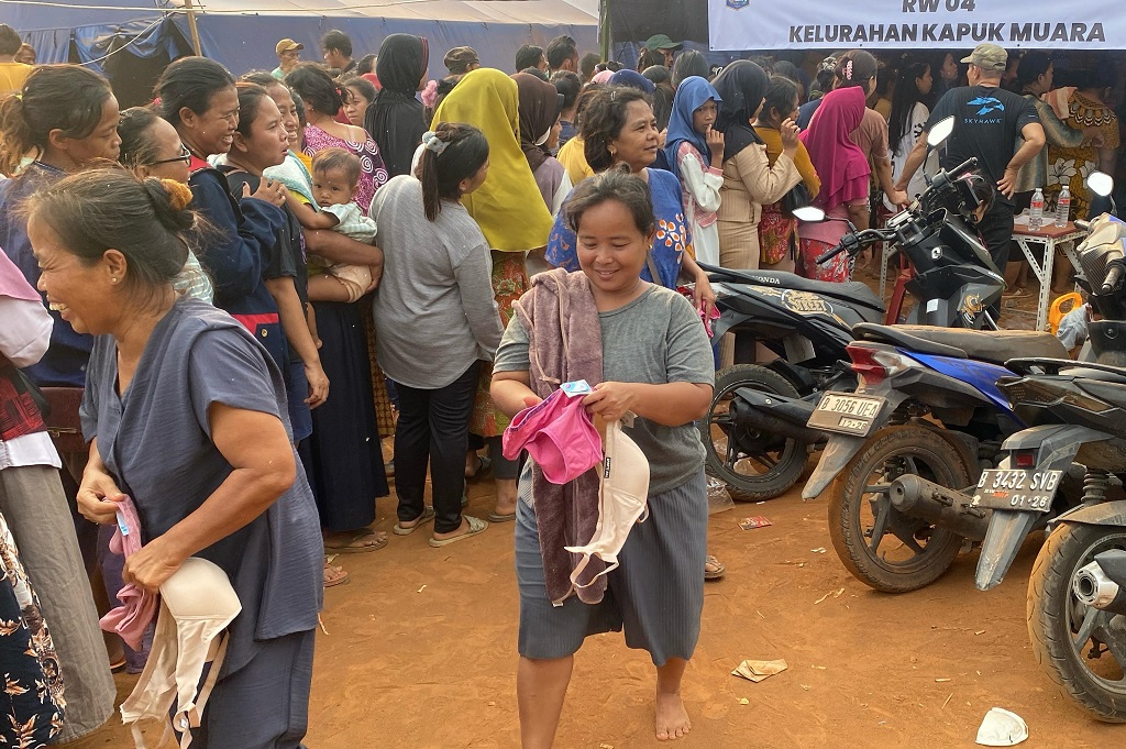 Pengungsi Kebakaran Penjaringan Antre Pakaian Dalam, Ngaku Ukuran Tak Sesuai