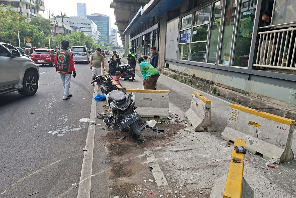 Kecelakaan 2 Mobil dan 1 Motor di Kuningan Jaksel, Tabrak Separator Busway
