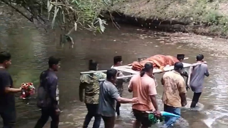 Viral Warga Ponorogo Angkat Jenazah Seberangi Sungai Akibat Kesulitan Akses Jalan