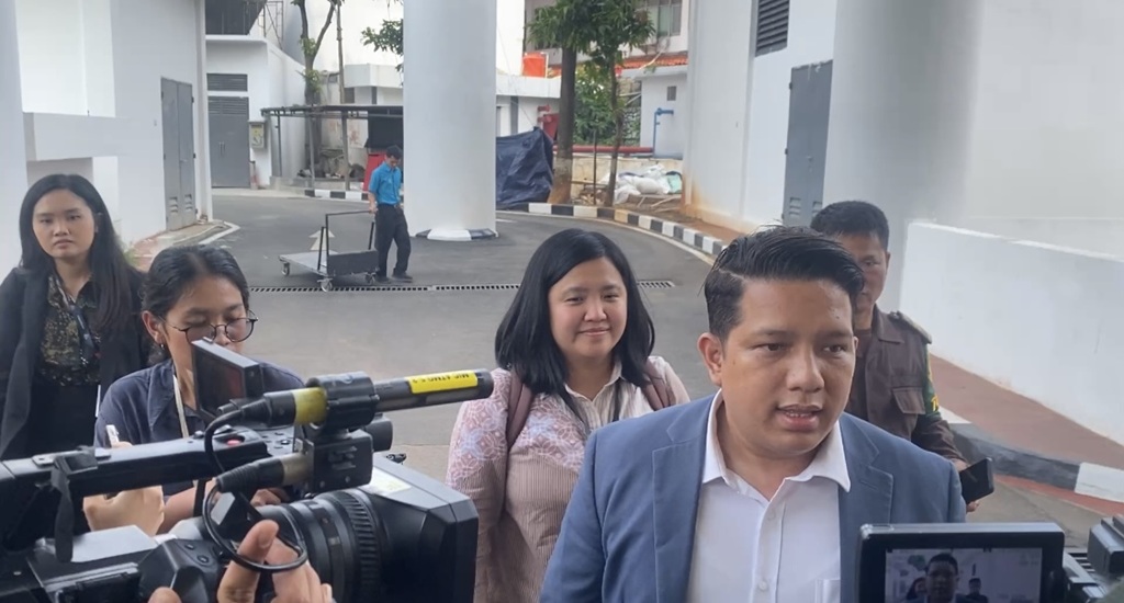 Selesai Diperiksa Kejagung, Fiona Eks Stafsus Nadiem Hanya Senyum-Senyum saat Ditanya Media