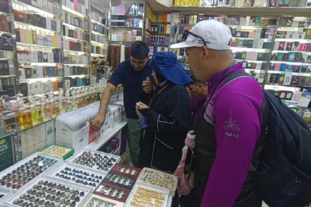 Jemaah Indonesia Serbu Al Balad Pusat Oleh-Oleh Haji di Jeddah, Harganya Terjangkau!