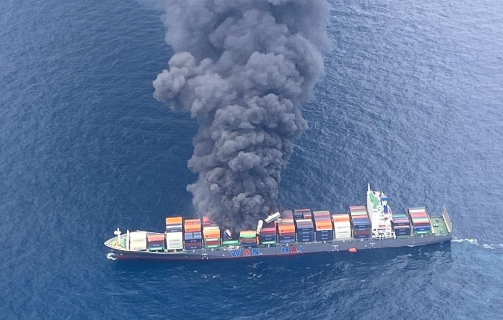 Kapal Kargo Berbendera Singapura Meledak dan Terbakar, Puluhan Kontainer Jatuh ke Laut
