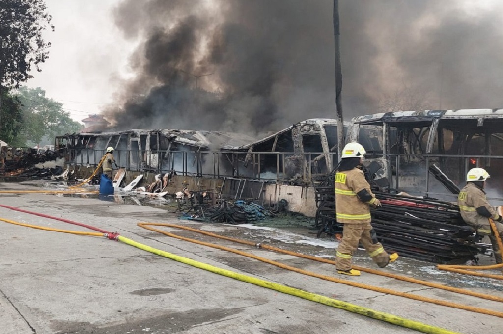 Kebakaran di Cengkareng Jakbar, Bus-bus Bekas Dilahap Si Jago Merah