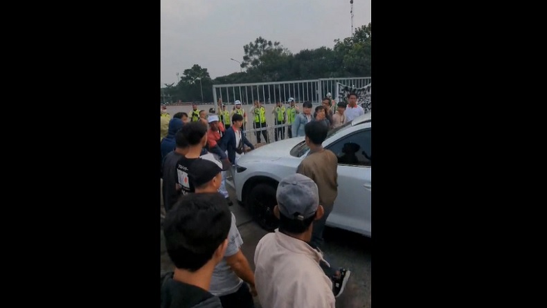 Demo di Cilegon Diwarnai Insiden Tragis, Buruh Diseruduk Mobil Anggota DPRD
