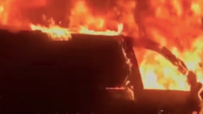 Nissan X-Trail Hangus Terbakar di Tol Purbaleunyi KM 123, Lalu Lintas Padat