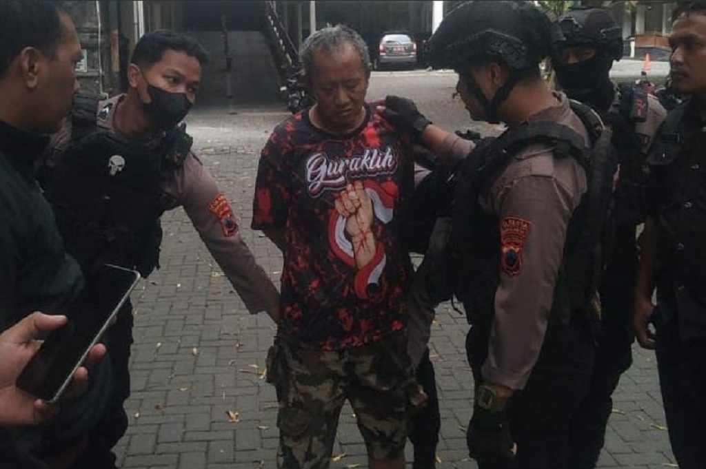 Brutal! Aksi Pria Tua Bersenjata Celurit Mengamuk di Balai Kota Solo, Rusak 3 Mobil Dinas