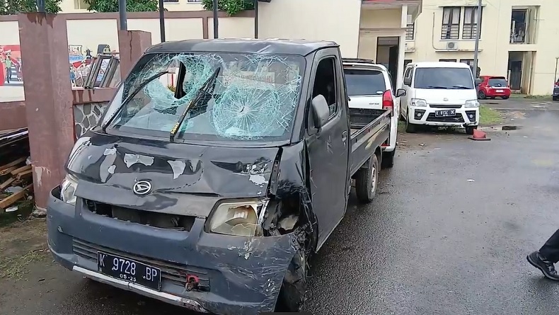 Viral! Mobil Pikap Ugal-ugalan Dikejar Warga di Jepara Setelah Tabrak 5 Kendaraan