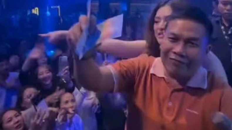 Aksinya Viral Sawer di Diskotek, Kuwu Karangsari Cirebon Klaim Uang Pribadi