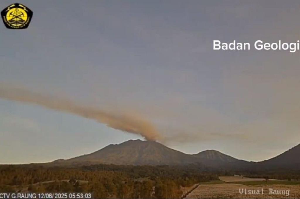 Gunung Raung Erupsi Muntahkan Kolom Abu Setinggi 1 Km, Status Waspada!