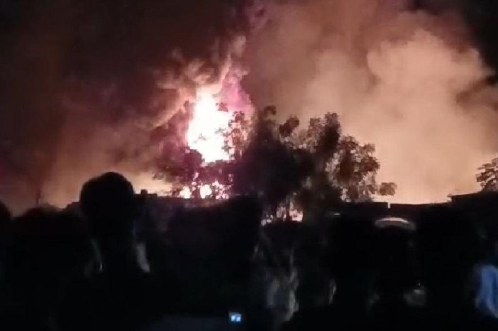 Geger! Kebakaran Gudang BBM Ilegal di Bandar Lampung, Warga Panik Lihat Kobaran Api