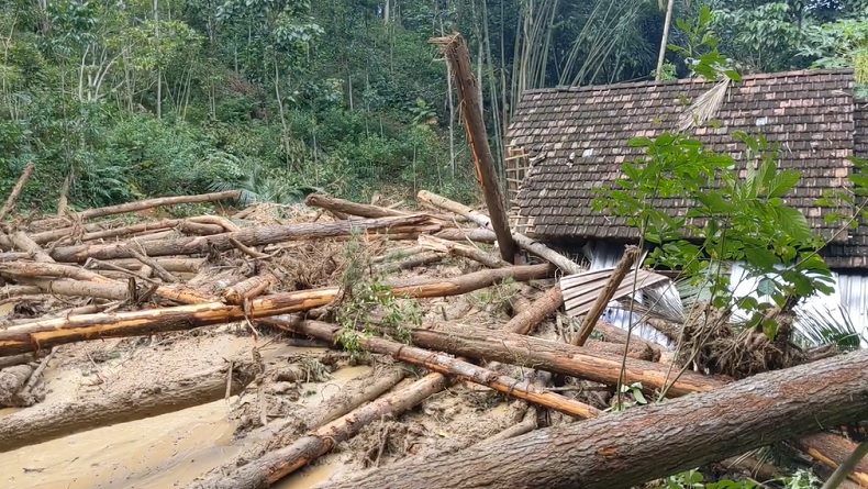 Bukit di Trenggalek Longsor Hantam Permukiman Warga