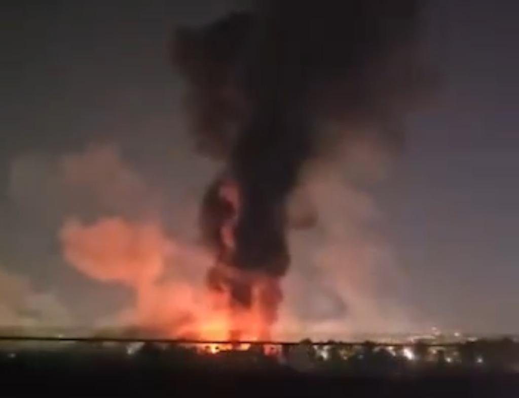 Dihantam Rudal, Bandara Mehrabad Iran Terbakar Hebat