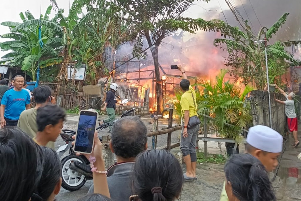Kebakaran Rumah di Pasar Rebo Jaktim, 55 Personel Damkar Diterjunkan Padamkan Api