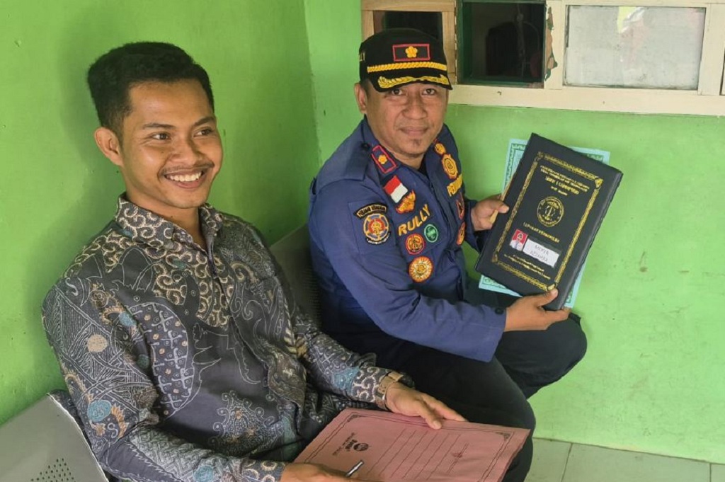 Siswi SMK di Lampung Minta Tolong Damkar Ambil Rapor di Sekolah, Petugas Gercep Membantu