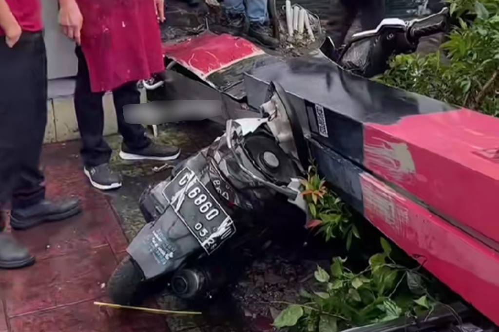 Reklame Roboh Diterjang Angin Kencang di Jakbar, Timpa Motor dan Mobil hingga Rusak