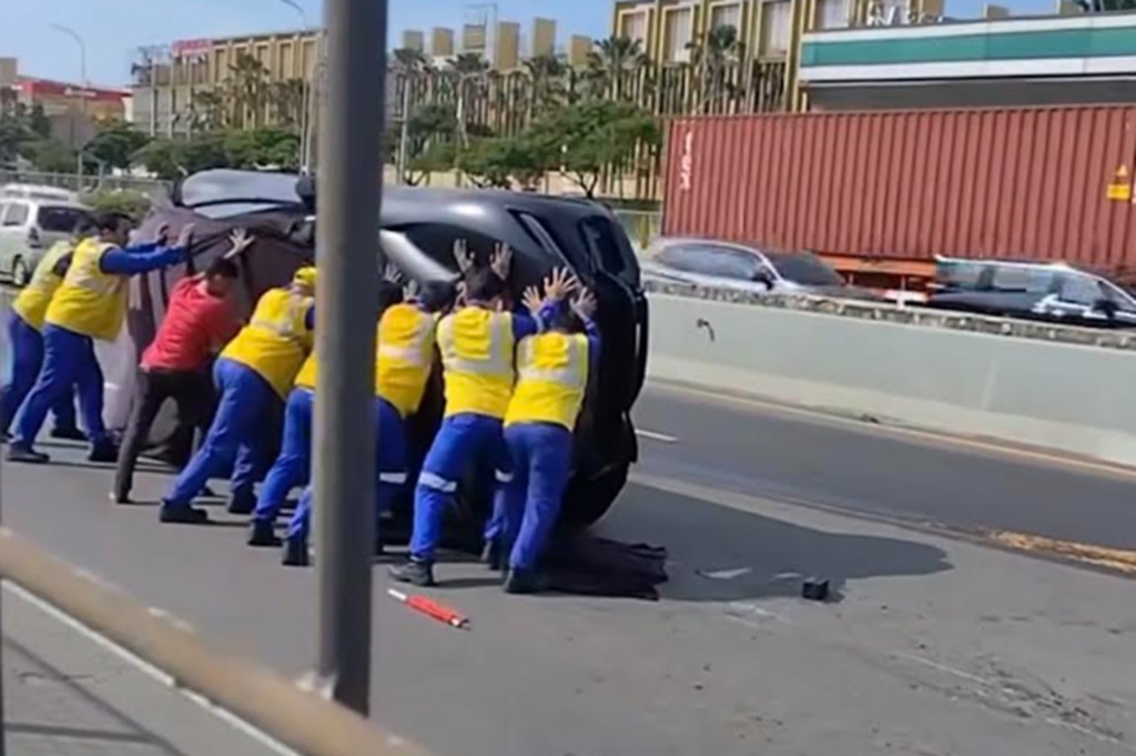 Waduh, Mobil Ferrari Terjungkal saat Diangkut Truk Towing di Tol Cengkareng