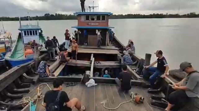 TNI AL Gagalkan Penyelundupan 45 Ton Pasir Timah ke Malaysia usai Kapal Kandas di Pangkalpinang