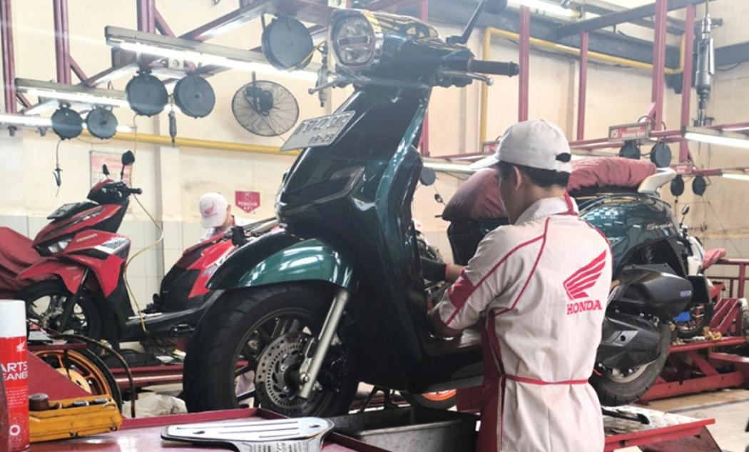  8 Fakta Oli Bikin Mesin Motor Awet, Jarak Berapa Harus Diganti?