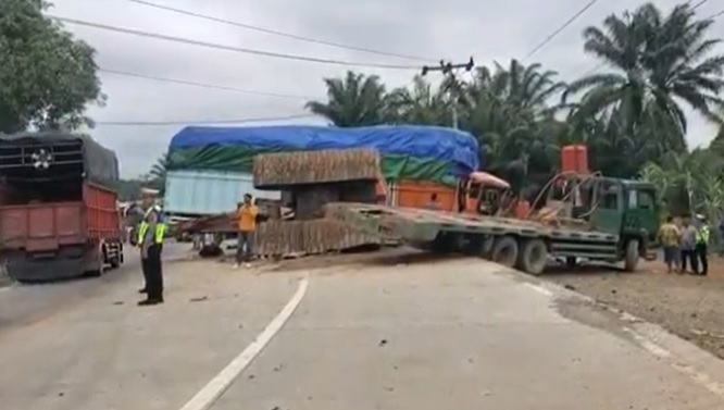 Truk Angkut Ekskavator Tabrak 2 Kendaraan di Jalinsum Labusel, 4 Luka-Luka