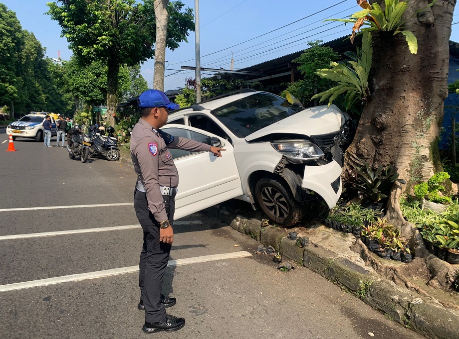 Mobil Toyota Rush Tabrak Kios Tanaman di Bogor, Sopir Diduga Ngantuk