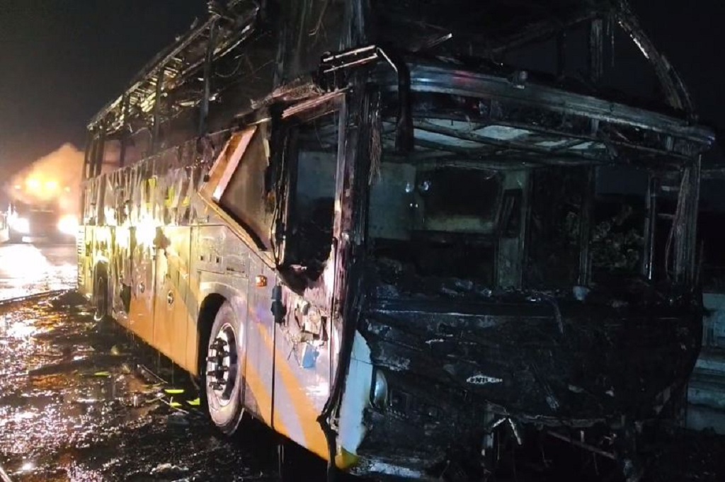 Bus Jurusan Jakarta-Jember Terbakar di Tol Kanci-Pejagan, Diduga akibat Korsleting