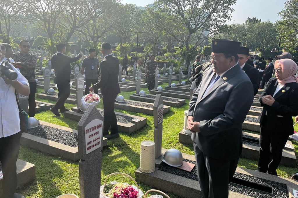 Rano Karno Ziarah ke TMP Kalibata jelang HUT Jakarta, Tabur Bunga ke Makam Pahlawan