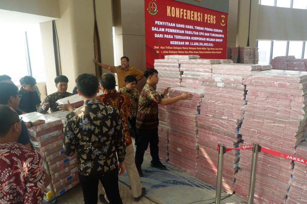 Bak Gunung, Ini Potret Tumpukan Uang Rp2 Triliun Terkait Kasus Ekspor CPO