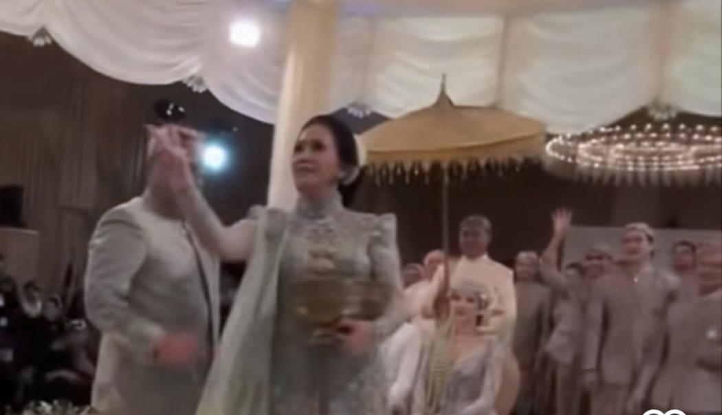 Viral Maia Estianty dan Irwan Musry Sawer Koin Emas di Pernikahan Al Ghazali-Alyssa Daguise, Netizen Auto Ngiler