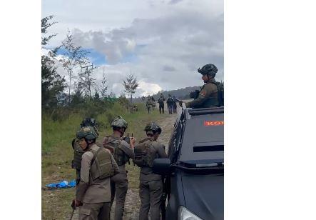 KKB Tembaki TNI-Polri Pakai Senapan Serbu M16 dan AK-47 di Bandara Aminggaru
