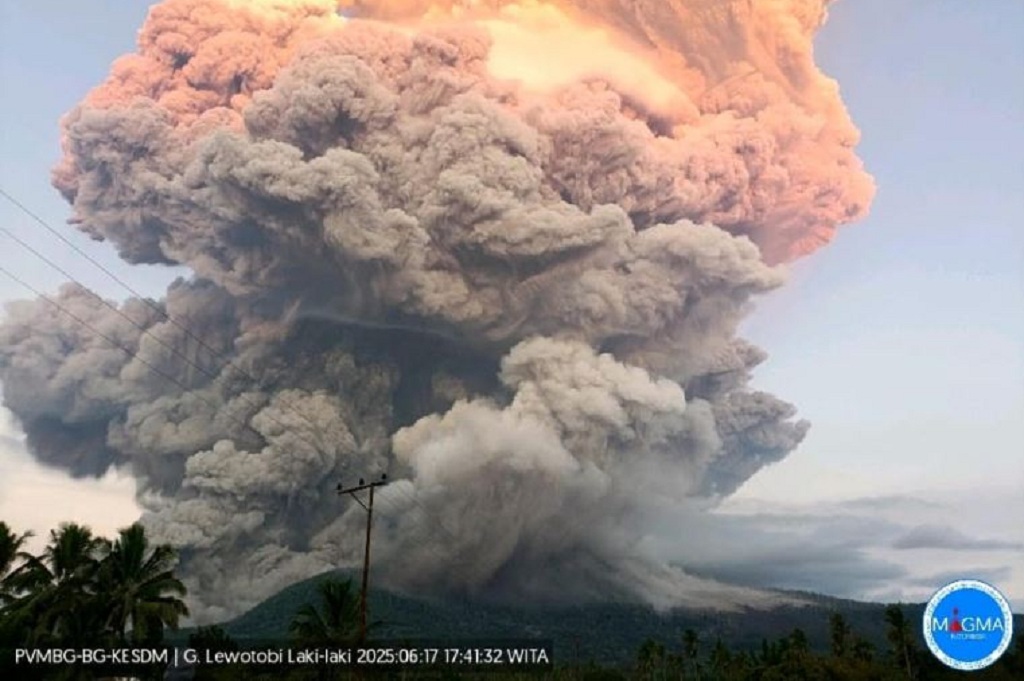 Penampakan Mengerikan Letusan Dahsyat Gunung Lewotobi, Langit Menjadi Gelap Gulita!