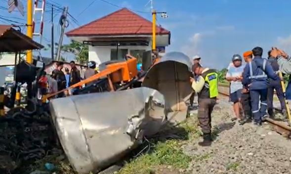 KA Ambarawa Ekspres Tabrak Truk Tangki Air di Lamongan, Sopir Tewas