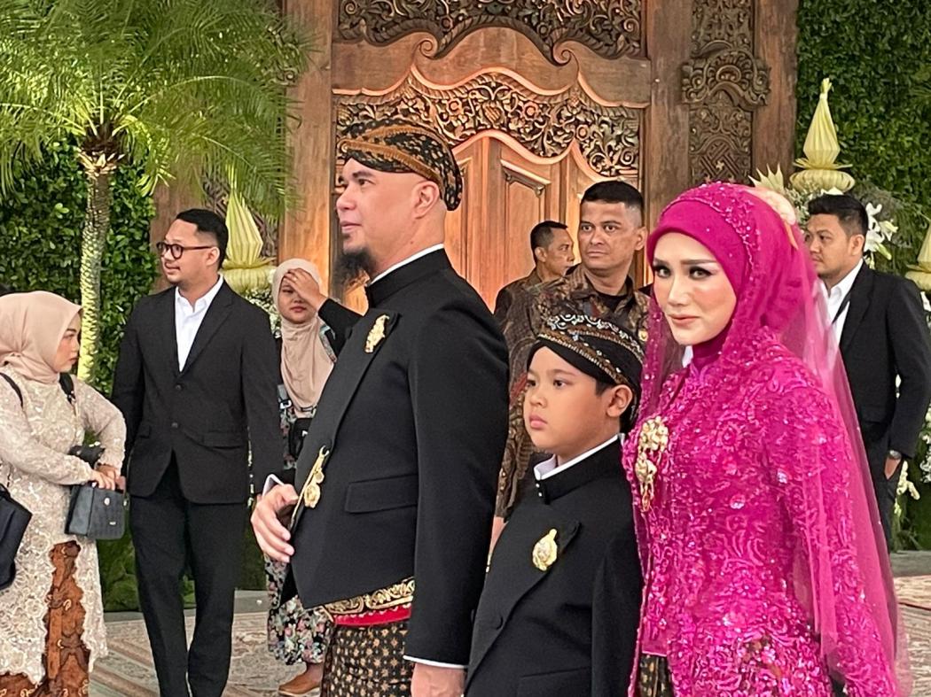 Gaya Ahmad Dhani di Ngunduh Mantu Al Ghazali-Alyssa Daguise Jadi Sorotan, Ini Fotonya