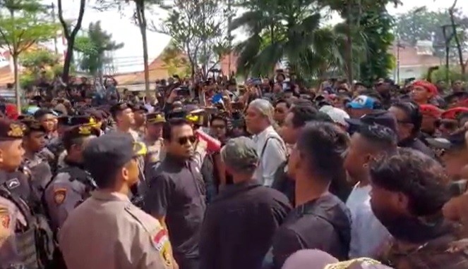 Eksekusi Rumah di Surabaya Ricuh, Massa GRIB Jaya dan MAKI Saling Dorong dengan Petugas