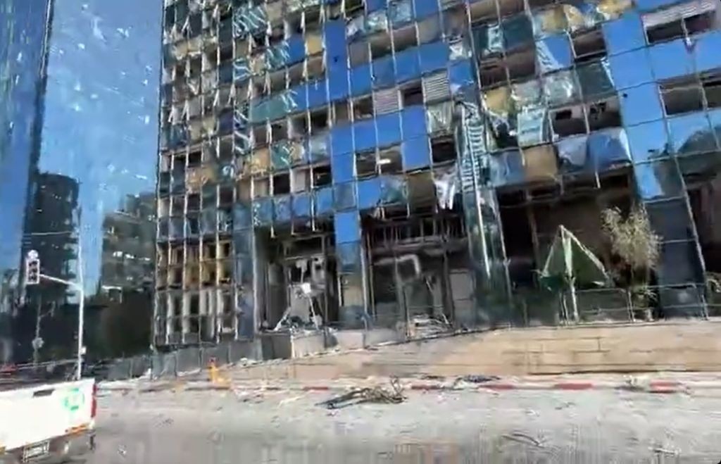 Iran Ngamuk Lagi Hujani Tel Aviv dengan Rudal, Hancurkan Bangunan termasuk Bursa Saham