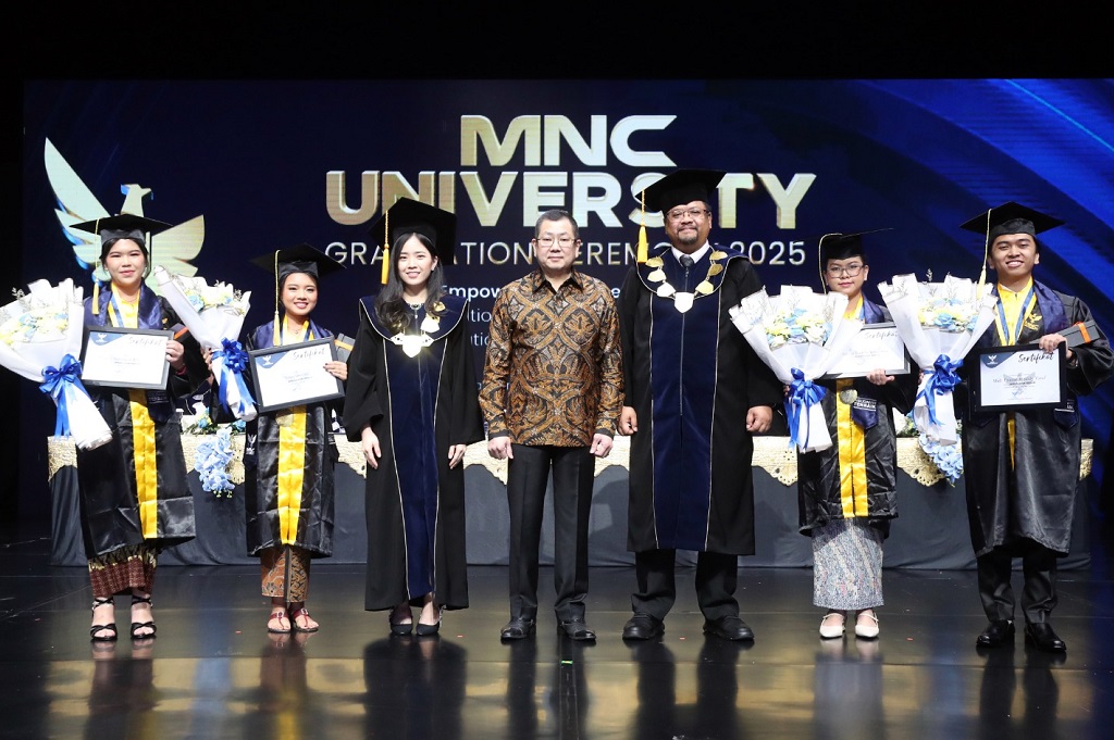 Hary Tanoesoedibjo dan Jessica Tanoesoedibjo Hadiri Wisuda ke-3 MNC University