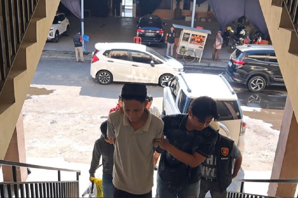 Brutal! Pria di Sampang Bacok Tetangga dengan Celurit hingga Nyaris Tewas