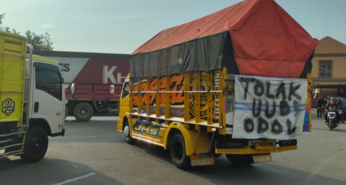 Tolak Aturan ODOL, Sopir Truk Blokade Pintu Tol Palimanan Cirebon