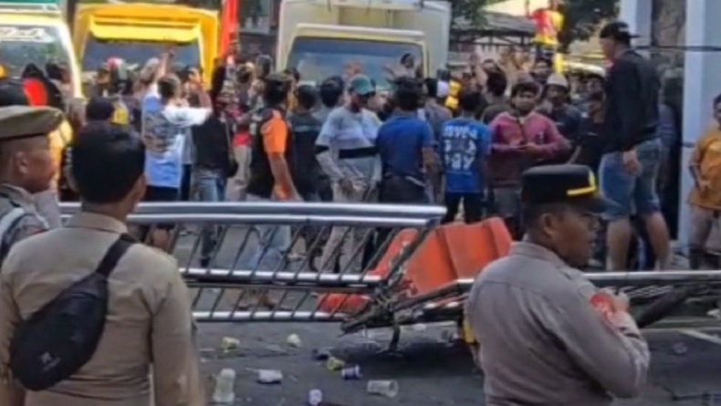 Demo Ratusan Sopir Truk di Subang Ricuh, Massa Dobrak Pagar Kantor Bupati