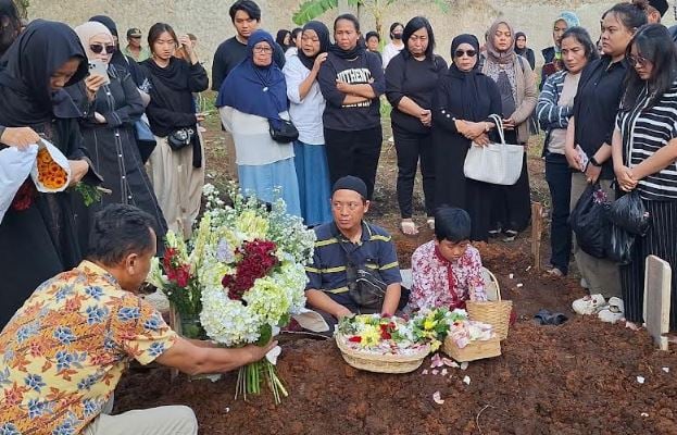 Isak Tangis Keluarga Iringi Pemakaman Desainer Hengki Kawilarang di Bandung 